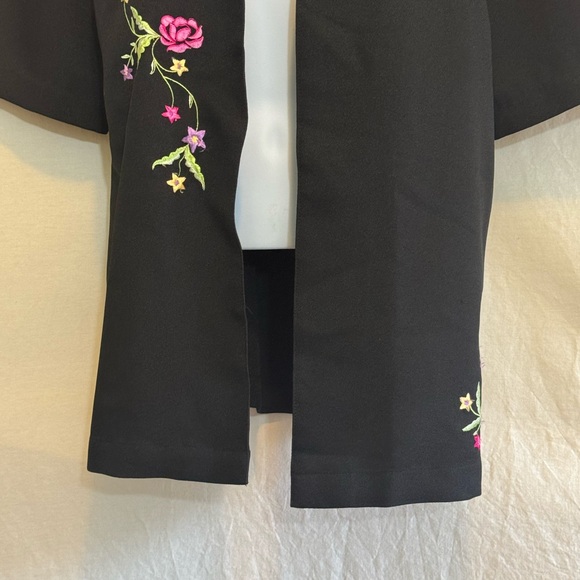 B-38 Sara Morgan Black with Floral Embroidered Short Sleeve Suit Jacket Size XL - Picture 2 of 16